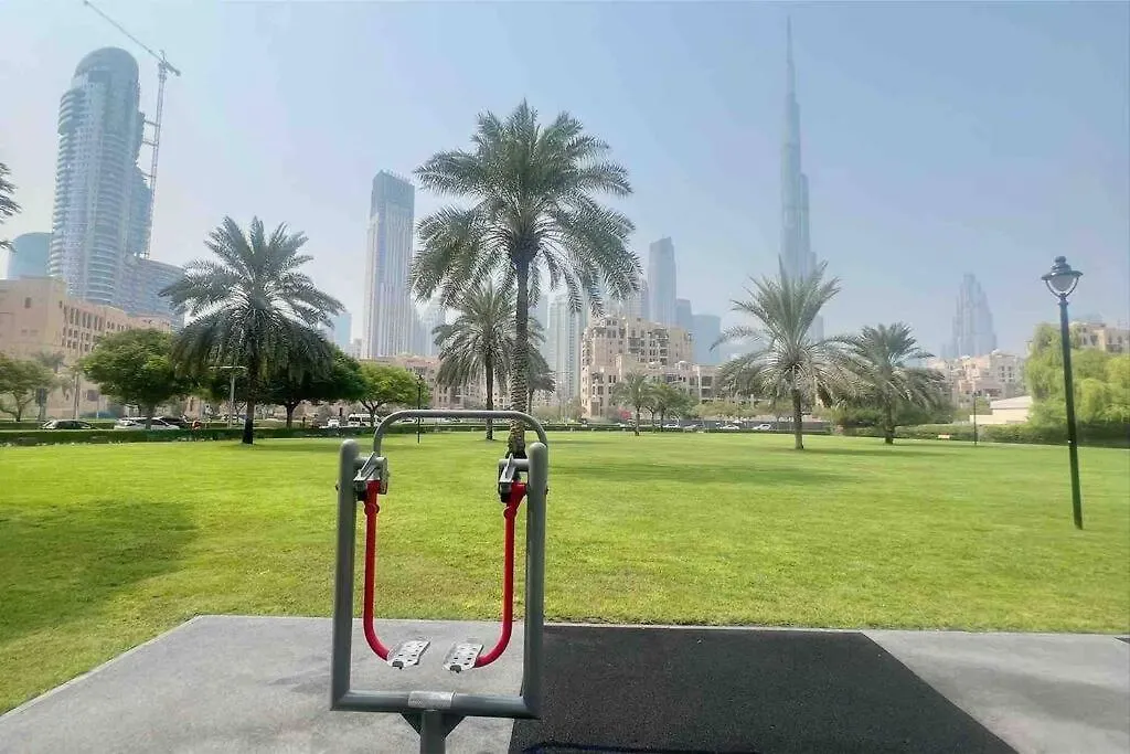 Chic Park Condo At Dubai Mall With Pool, Gym, Squash Courts, Games Room & Mini Theatre!